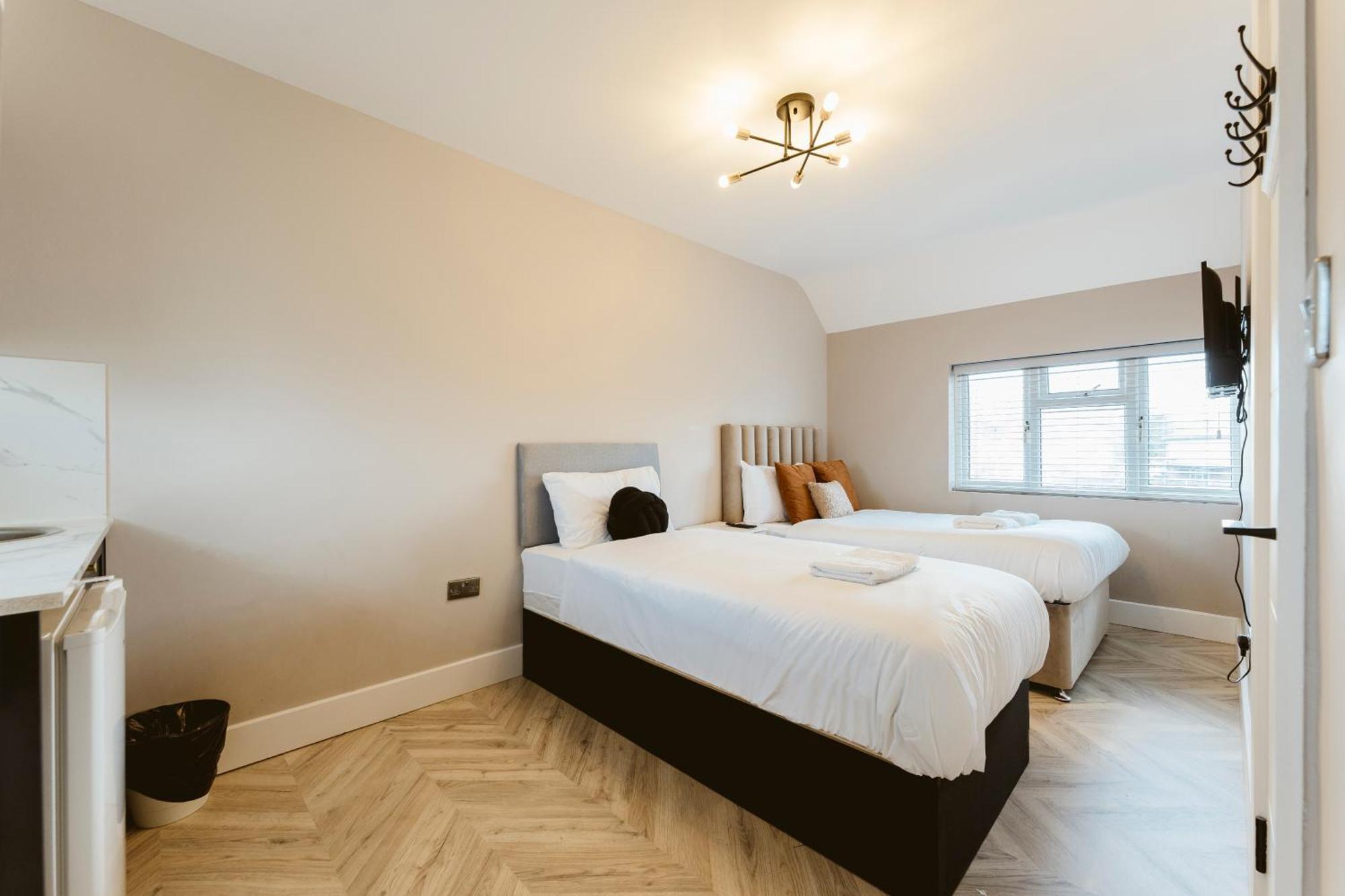 West Drayton Self Contained Studios ภายนอก รูปภาพ