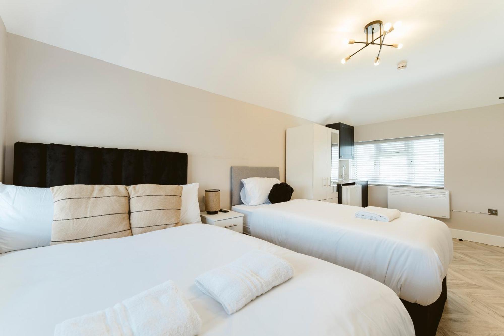West Drayton Self Contained Studios ภายนอก รูปภาพ