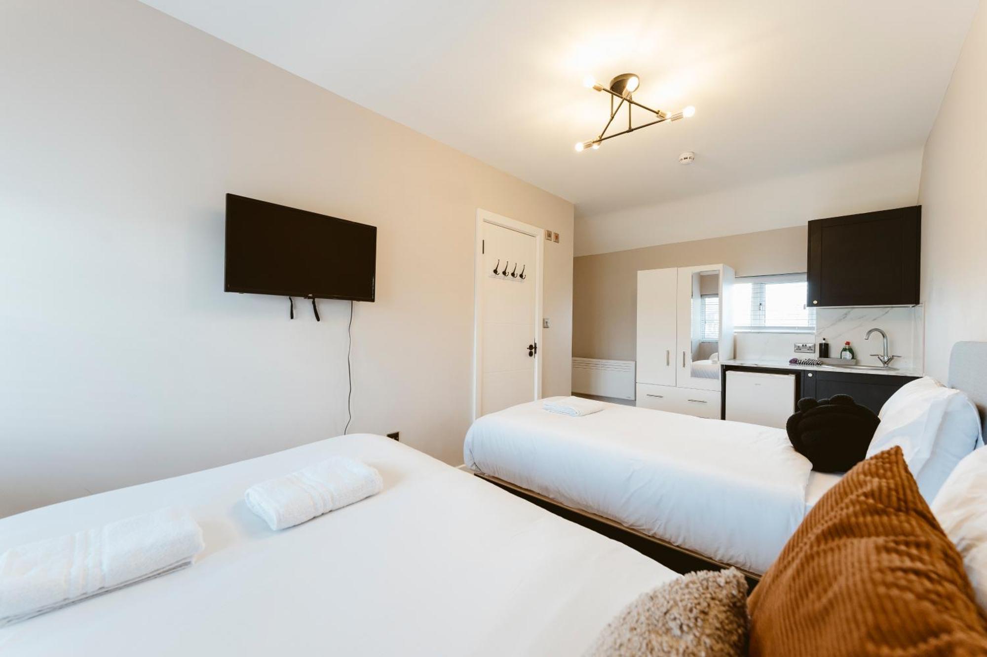 West Drayton Self Contained Studios ภายนอก รูปภาพ
