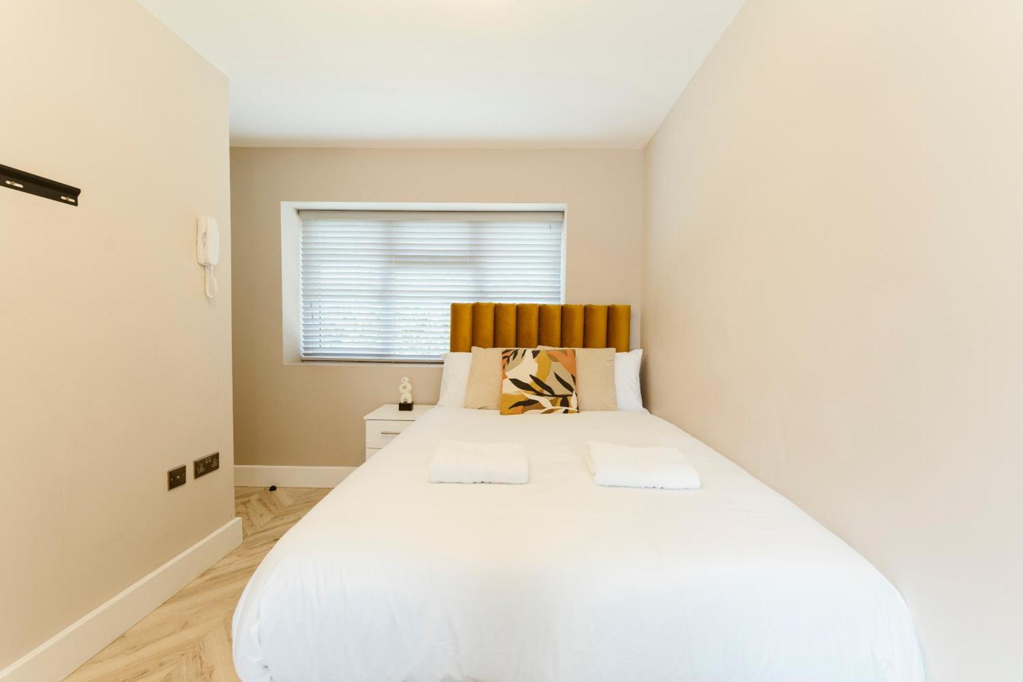 West Drayton Self Contained Studios ภายนอก รูปภาพ