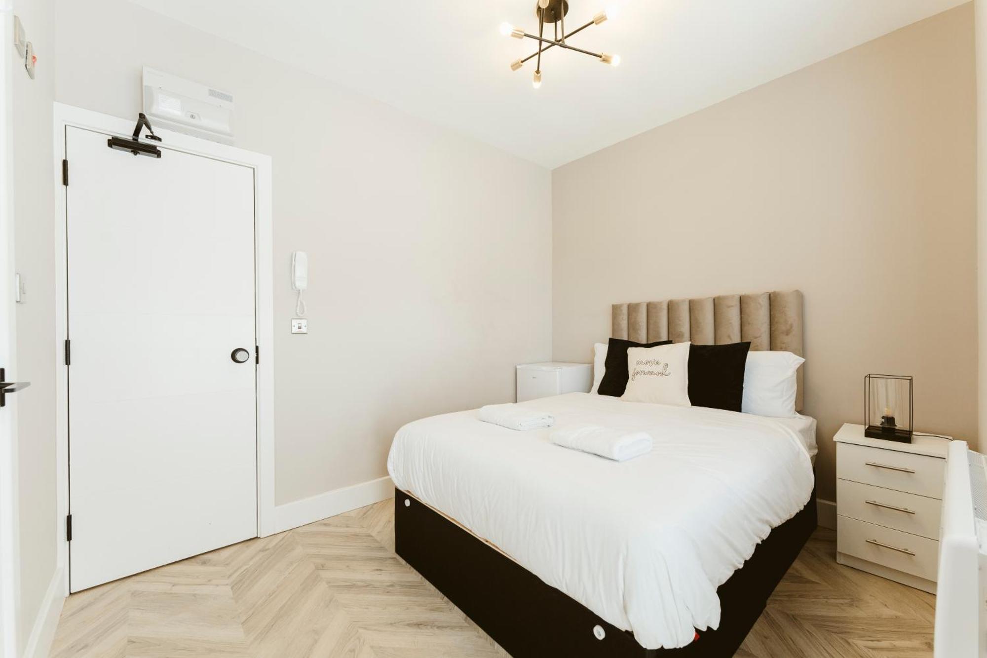 West Drayton Self Contained Studios ภายนอก รูปภาพ