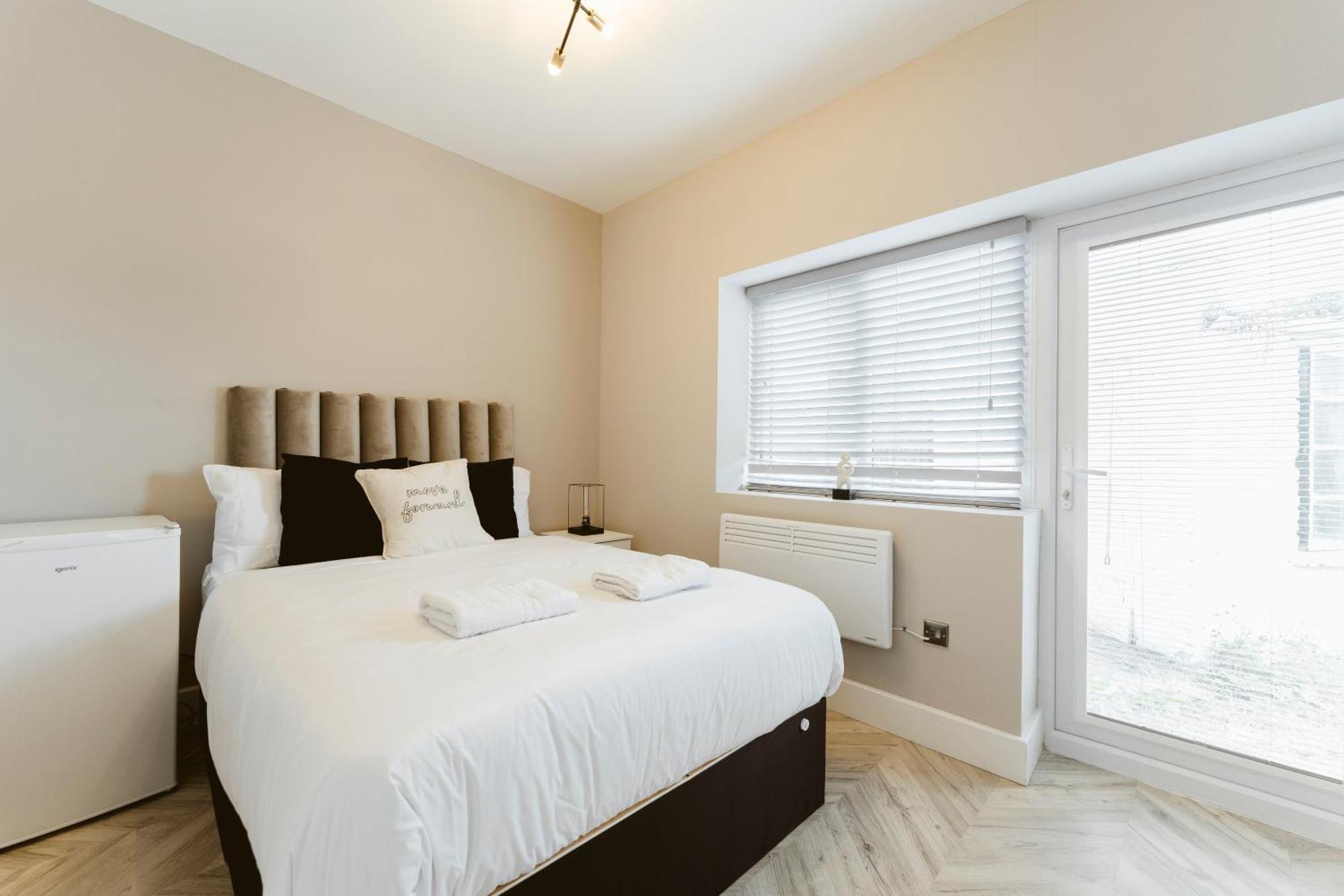 West Drayton Self Contained Studios ภายนอก รูปภาพ