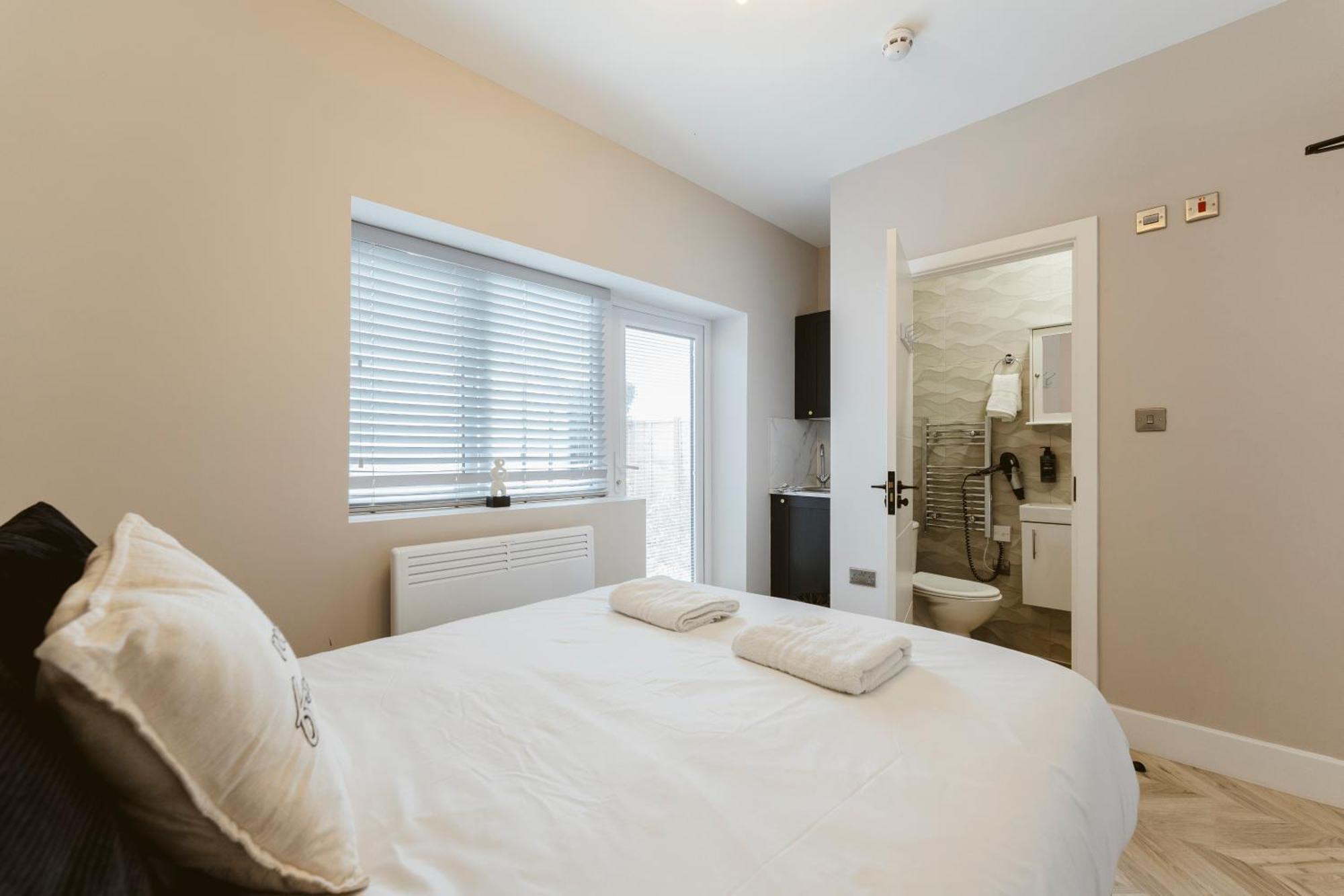 West Drayton Self Contained Studios ภายนอก รูปภาพ